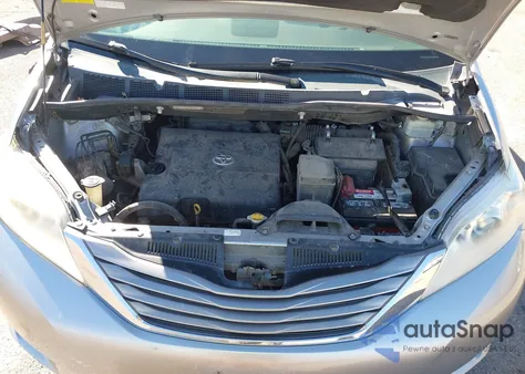 2011 Toyota Sienna Xle z USA, uszkodzony, nr VIN 5TDDK3DC5BS009990